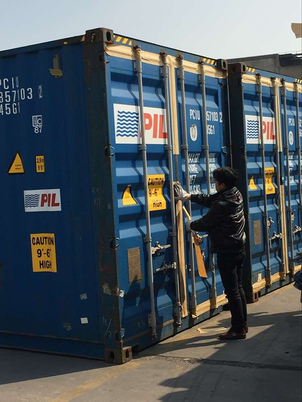 旭洲為二手服裝進(jìn)行熏蒸裝箱工作。